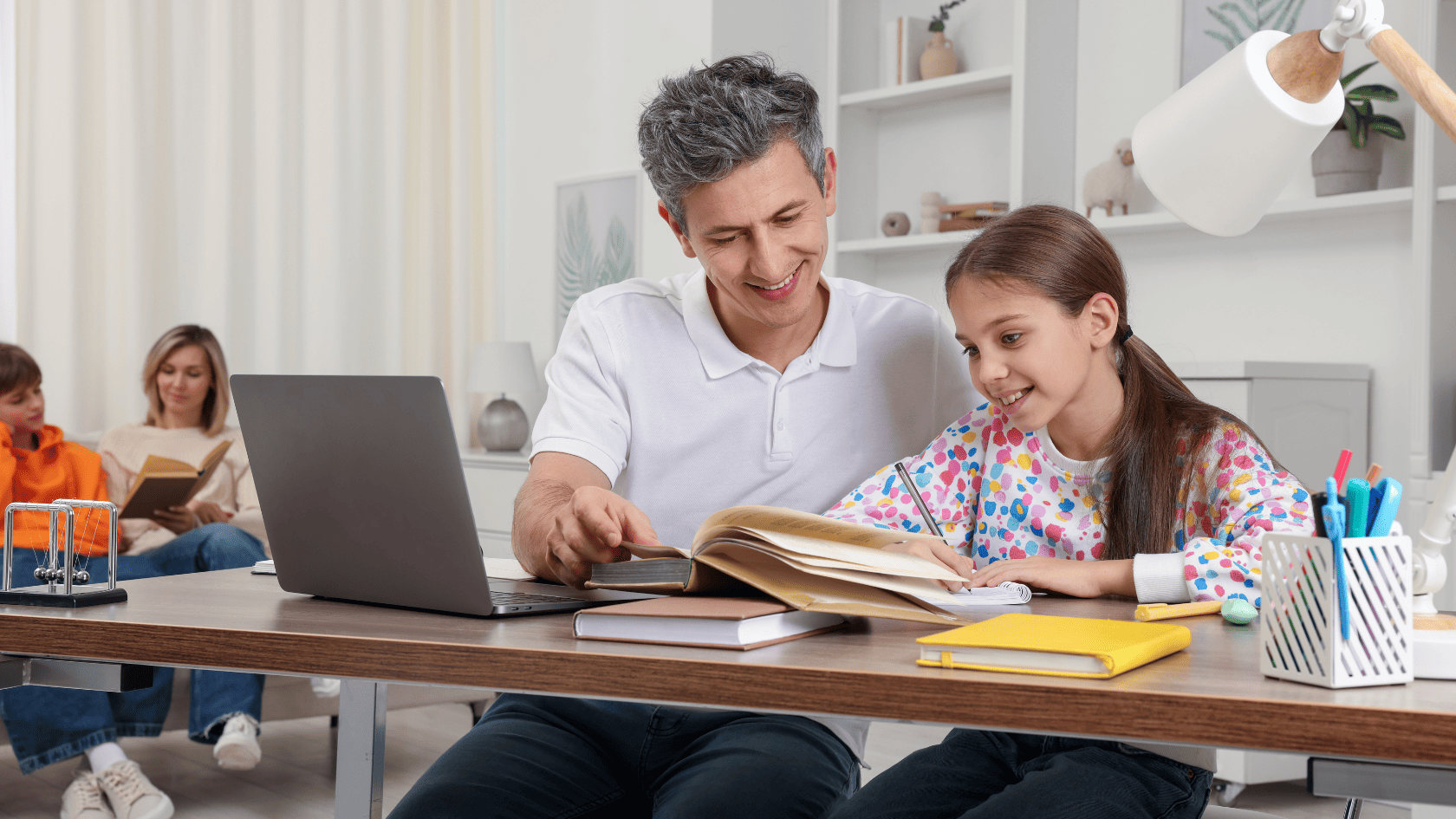 Come posso insegnare l'inglese a mio figlio a casa?