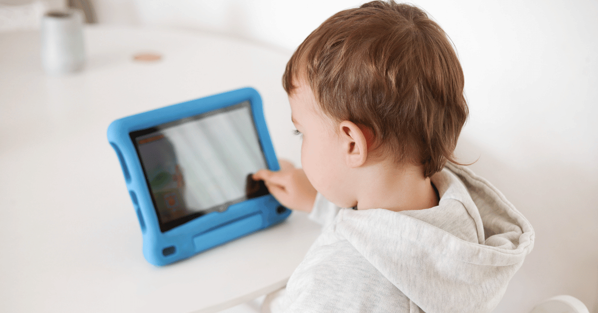 child playing french online game social banner