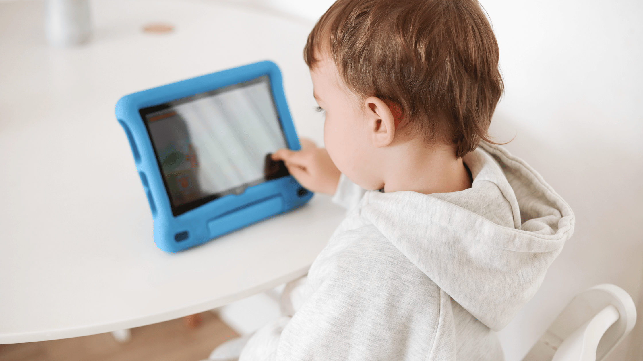 child playing french online game web banner