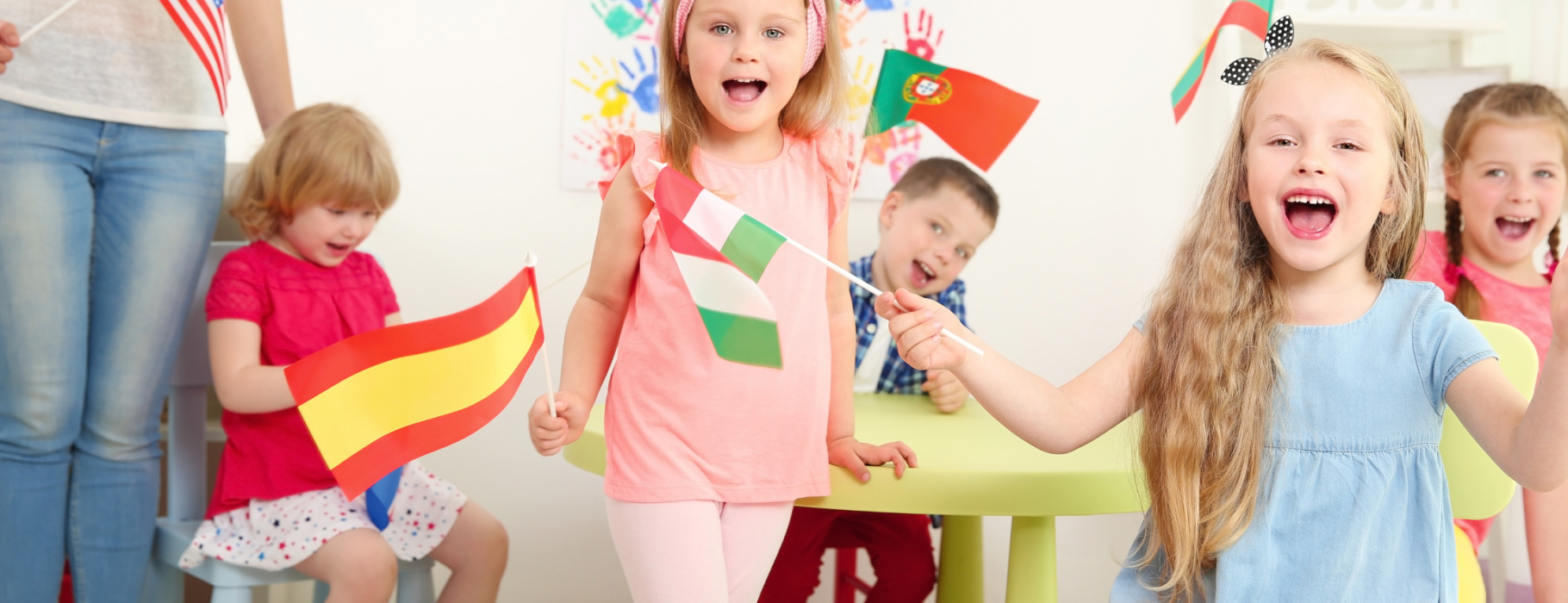 ¿Te gustaría que tu peque aprenda inglés y español desde casa? Con el enfoque adecuado, la crianza bilingüe puede ser una experiencia fluida, alegre y muy enriquecedora.